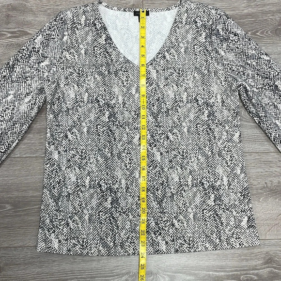 Ann Taylor Reptile Snake Print V-Neck Blouse M - Picture 6 of 12